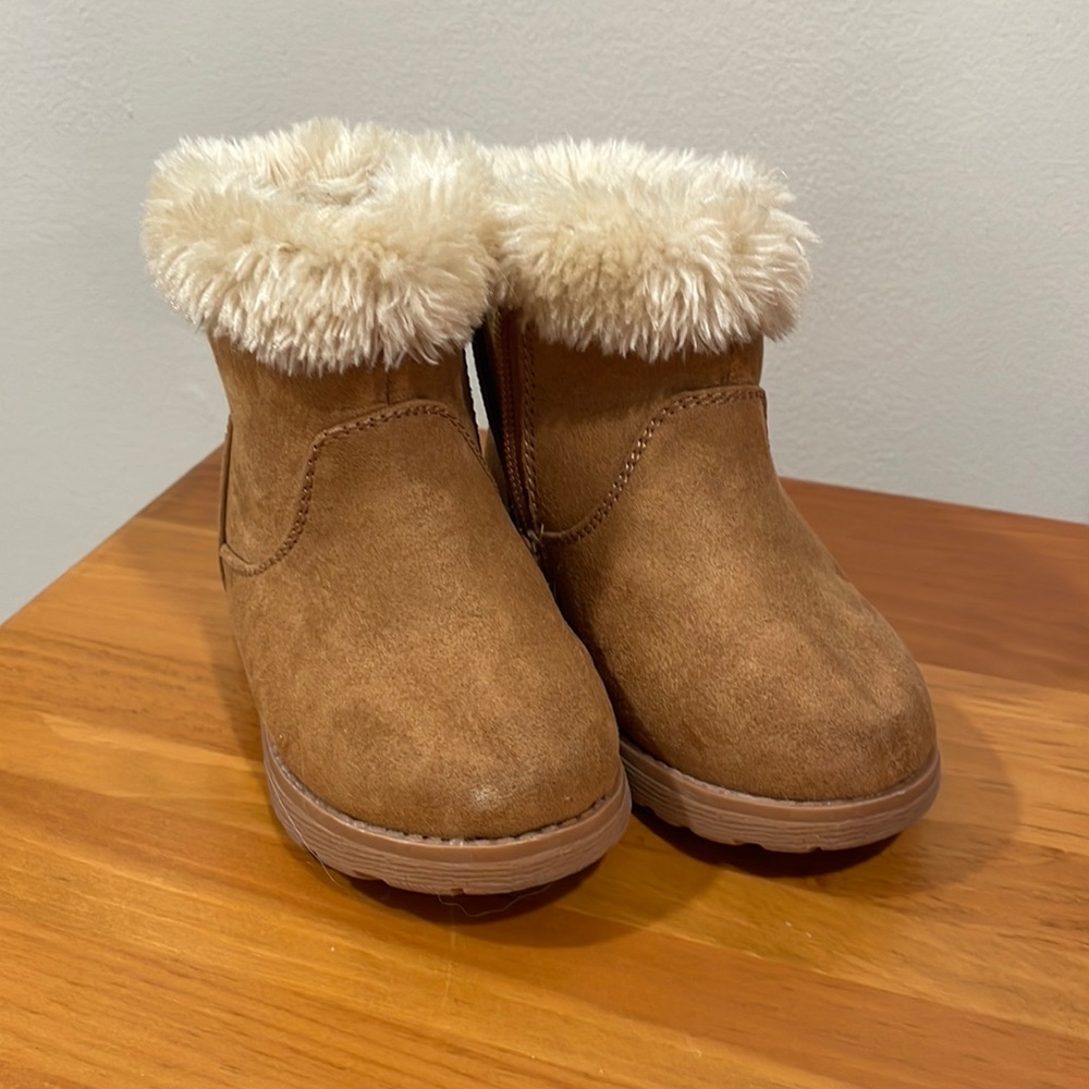 Cat and Jack Faux Fur Lined Boots Size 6
